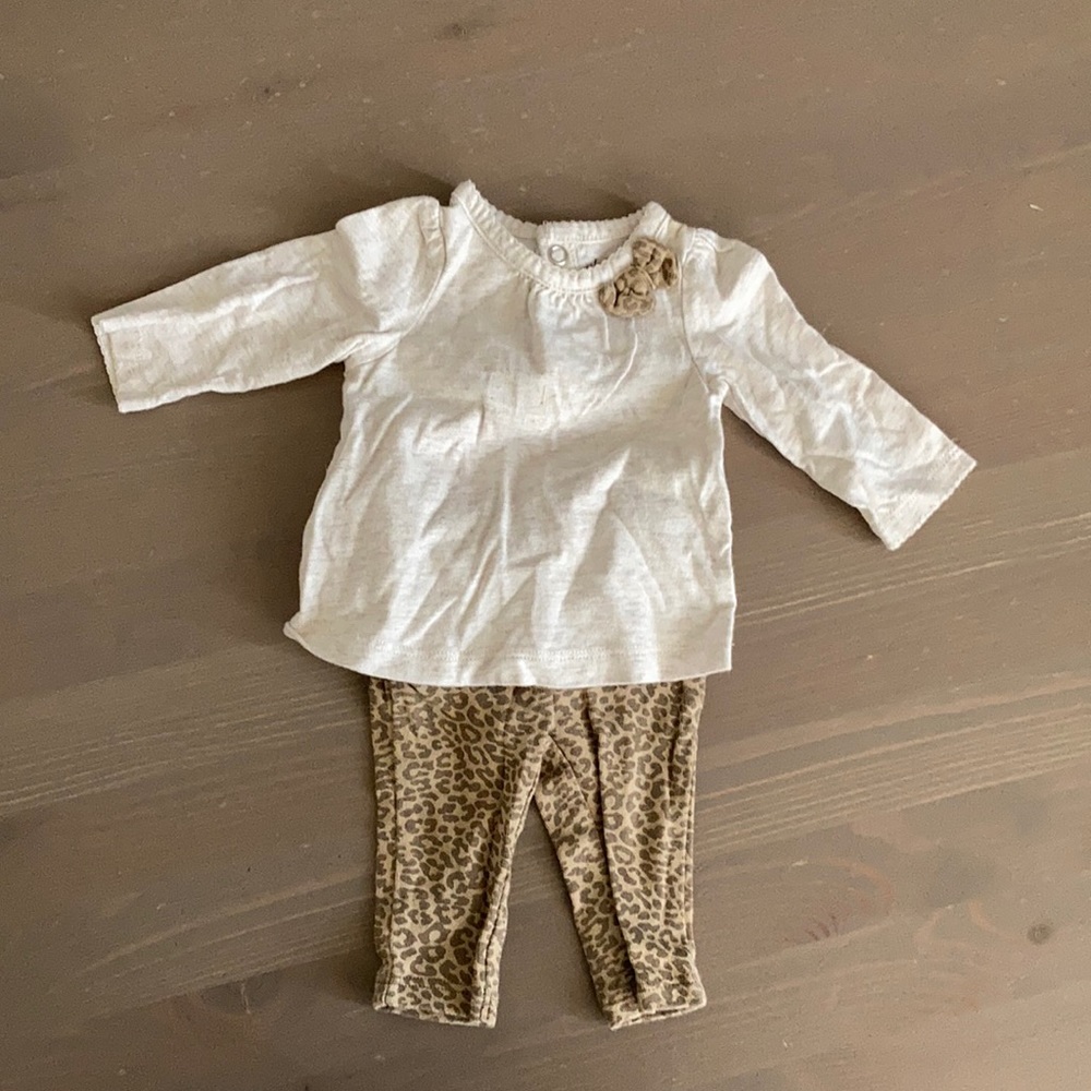 Carter’s Newborn two-piece outfit